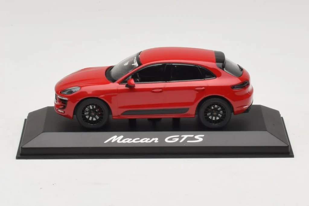 Model 1:43 Porsche Macan 95B GTS red Minichamps
