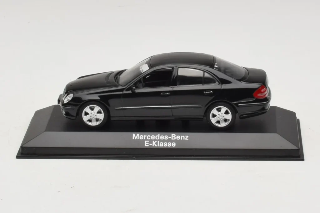 โมเดลรถ 1:43 Mercedes E-Class W211 สีดำ Minichamps (มือสอง)