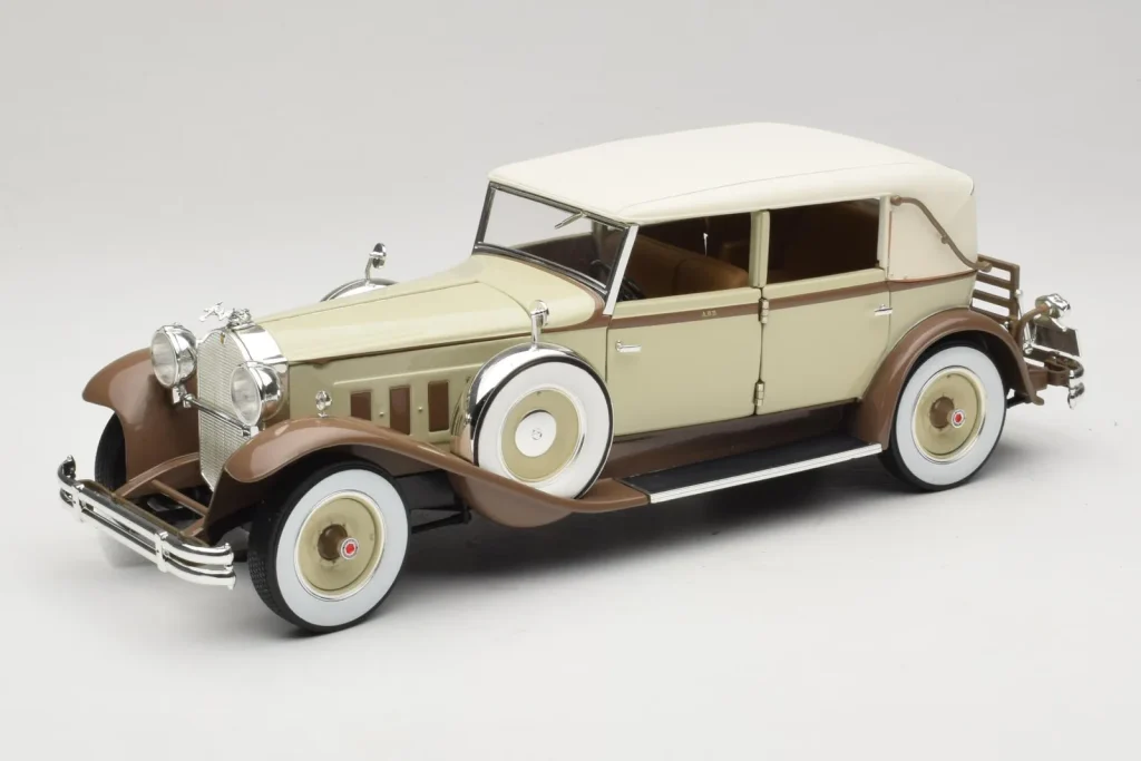 โมเดลรถ 1:18 Packard Brewster สีขาว Signature Models (มือสอง)