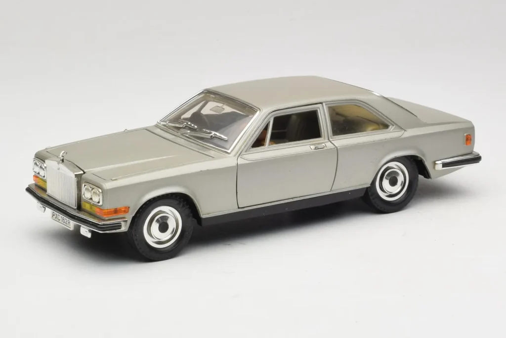 Model 1:18 Rolls-Royce Camargue Silver Diamond Edition Bburago