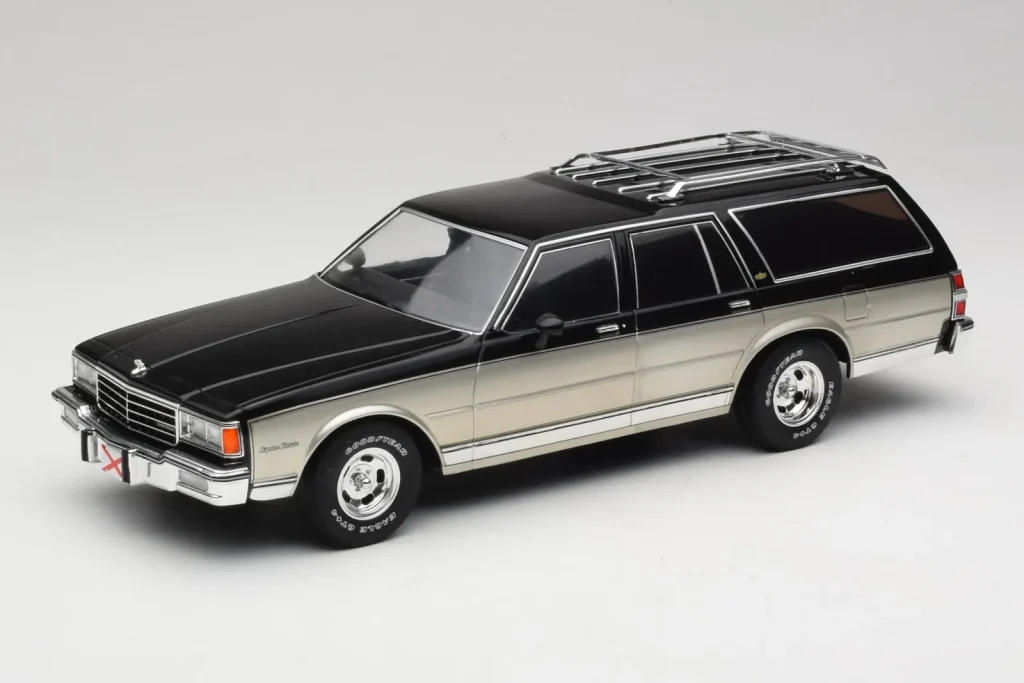 โมเดลรถ 1:18 Chevrolet Caprice Estate Wagon Silver & Grey MCG
