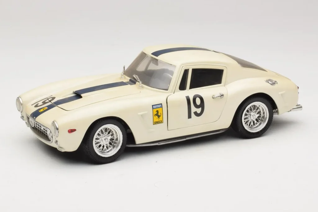 โมเดลรถ 1:18 Ferrari 250 GT SWB Berlinette #19 Tour de France Automobile ปี 1961 Eagles Race (มือสอง)