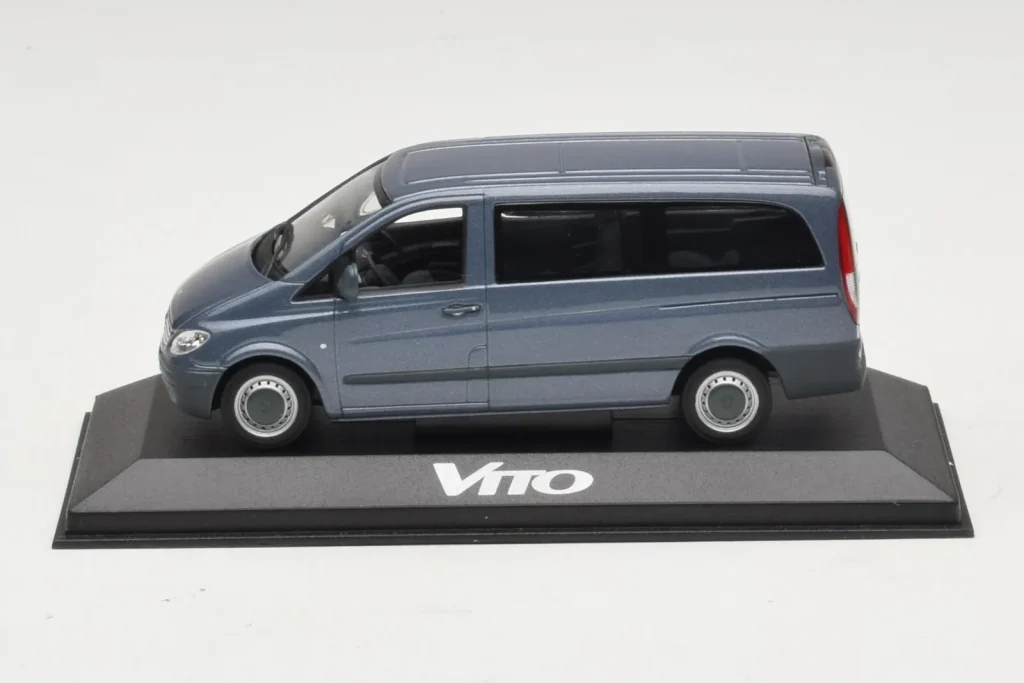 โมเดลรถ 1:43 Mercedes Vito W638 Lugano สีเทา Minichamps (มือสอง)