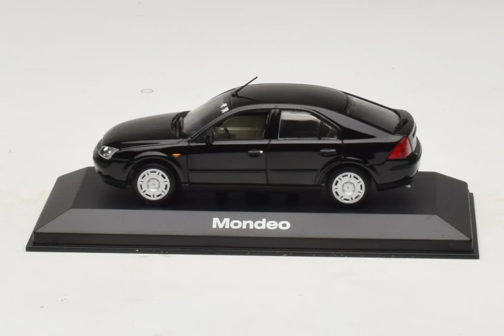 โมเดลรถ 1:43 Ford Mondeo Mk3 สีดำ Minichamps (มือสอง)