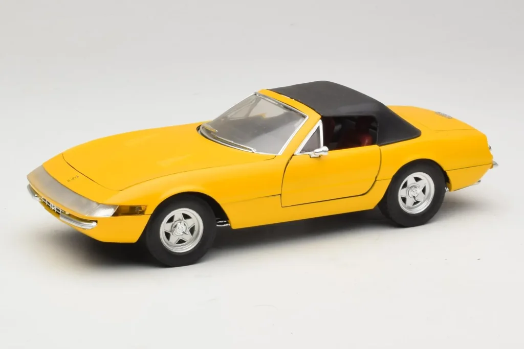 Model 1:18 Ferrari 365 GTS Yellow With Black Roof Solido