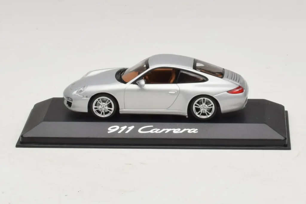 Model 1:43 Porsche 911 997 Carrera metallic silver Minichamps [WAP02001218]