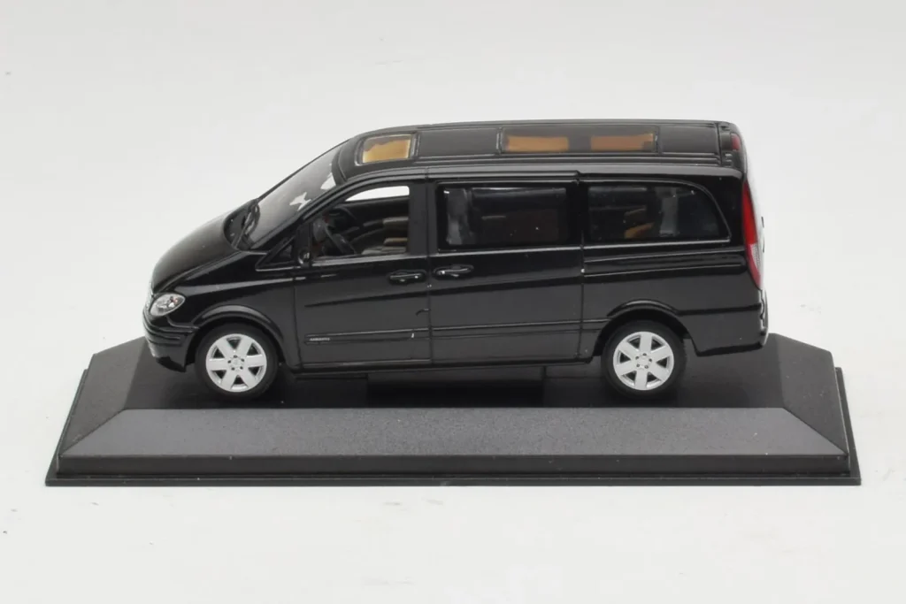 โมเดลรถ 1:43 Mercedes Viano W639 Atlantis สีน้ำเงิน Minichamps (มือสอง)