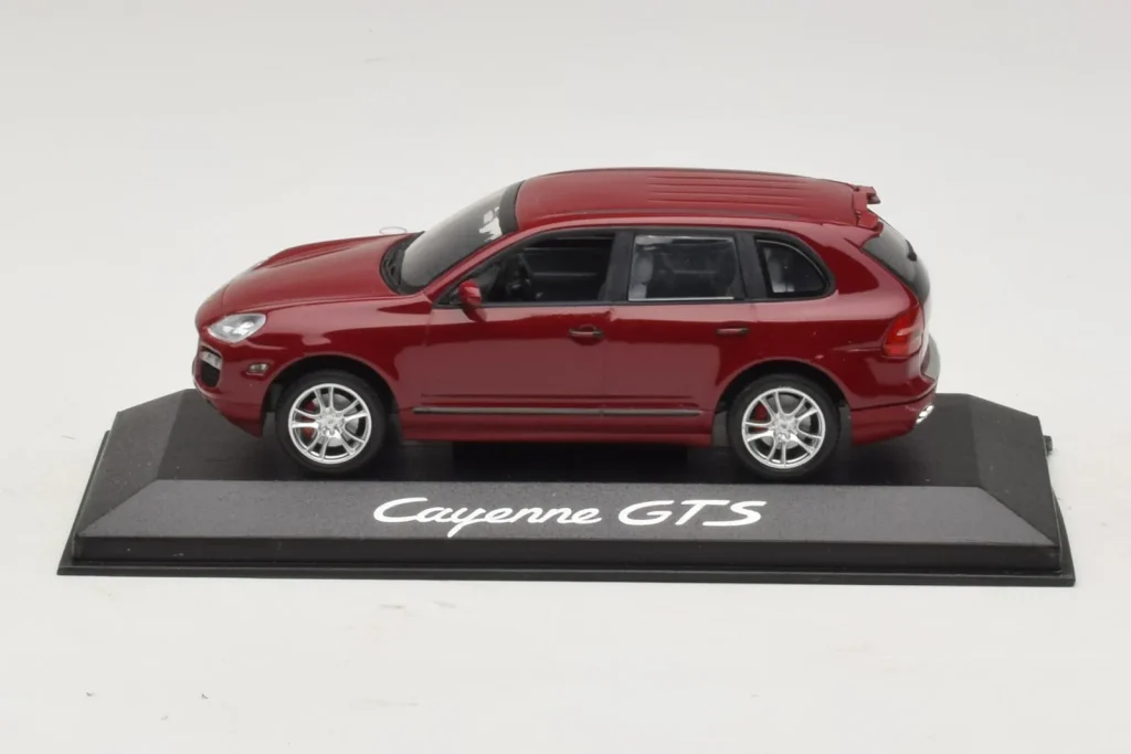 Model 1:43 Porsche Cayenne 955 GTS Red With Silver Wheels Minichamps
