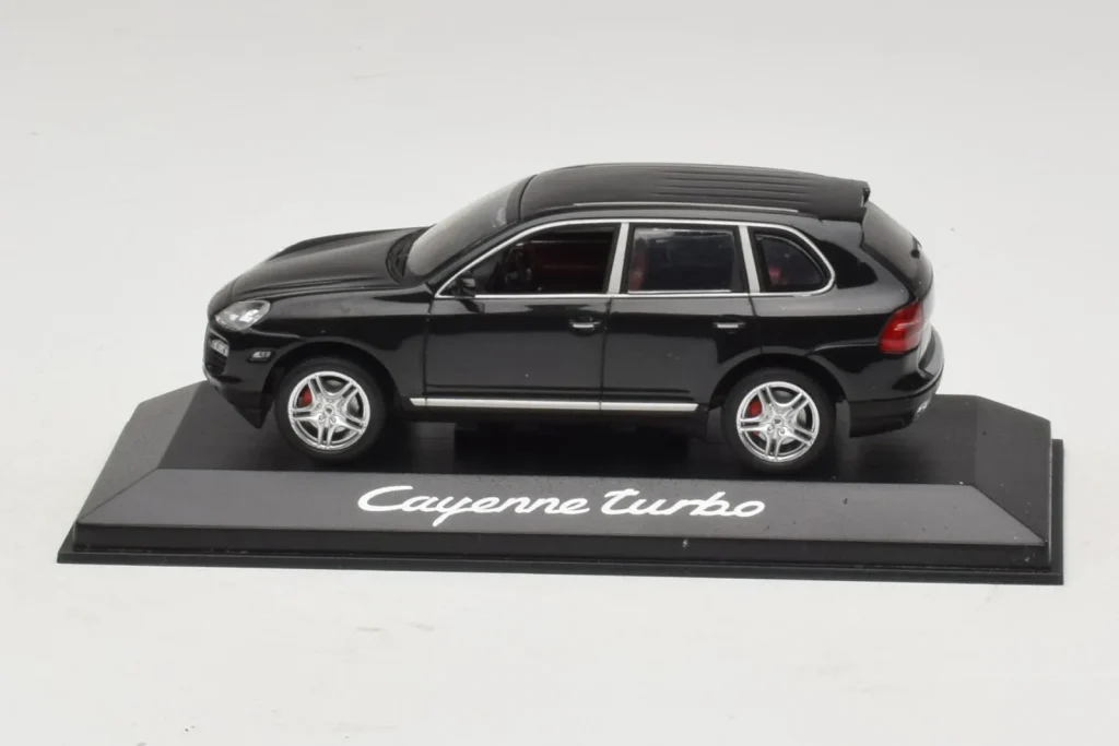 车型 1:43 Porsche Cayenne Turbo Dark Green Metallic Minichamps
