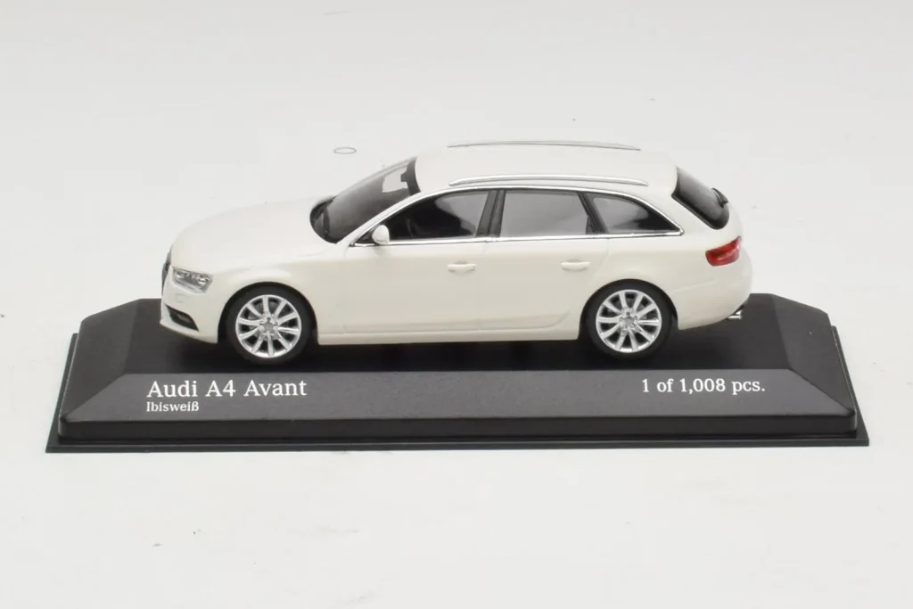 Model 1:43 Audi A4 B8 Avant white Minichamps