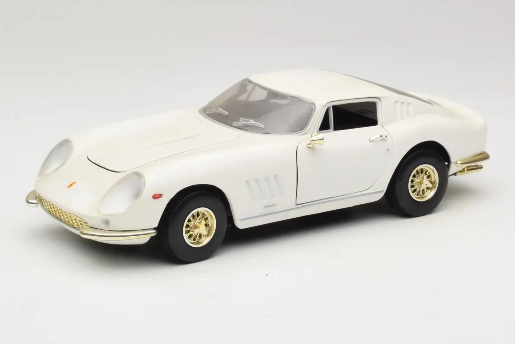 Model 1:18 Ferrari 275 GTB/4 white ERTL