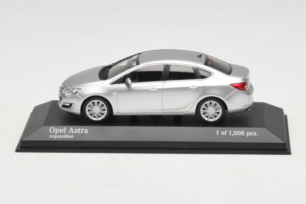 โมเดลรถ 1:43 Opel Astra J สีเงิน Minichamps [410042000] (มือสอง)