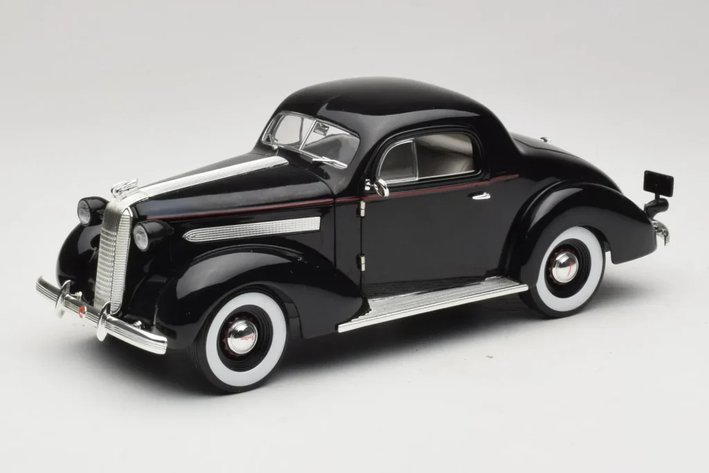 โมเดลรถ 1:18 Pontiac Deluxe สีดำ Signature Models (มือสอง)