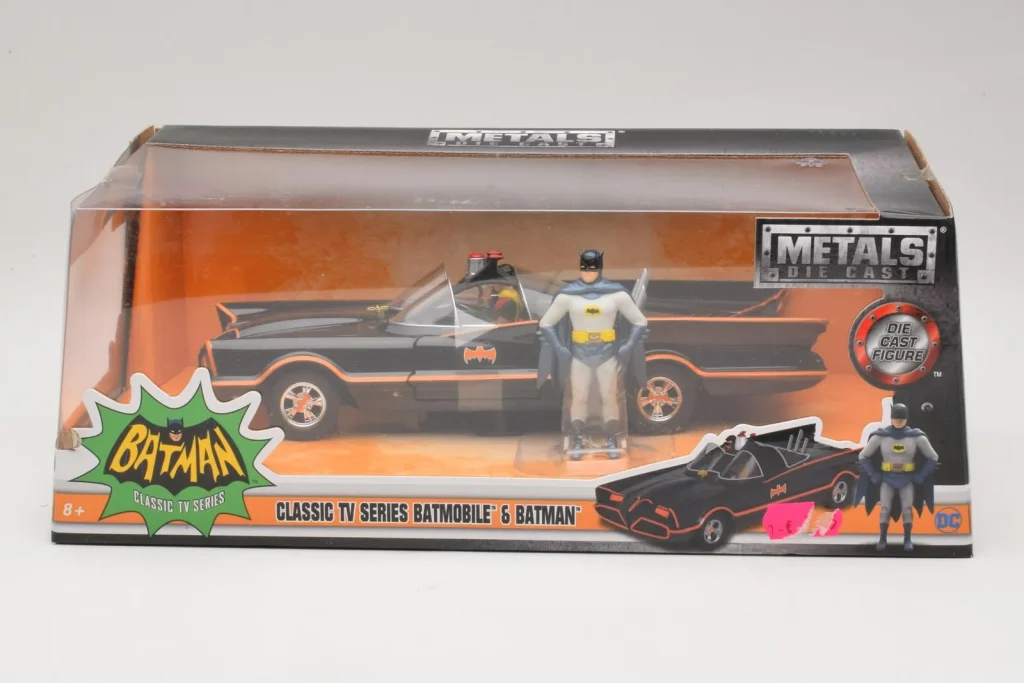 โมเดลรถ 1:24 Batmobile With Batman Figure Metals Diecast (มือสอง)