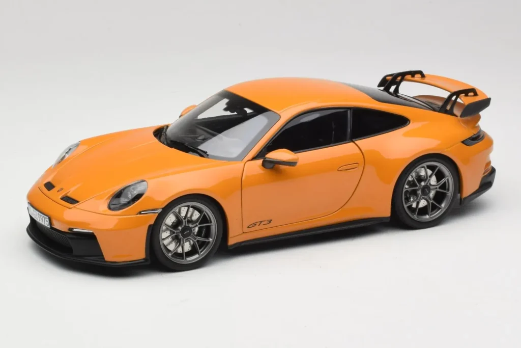โมเดลรถ 1:18 Porsche 911 992 GT3 Bahama สีเหลือง Norev