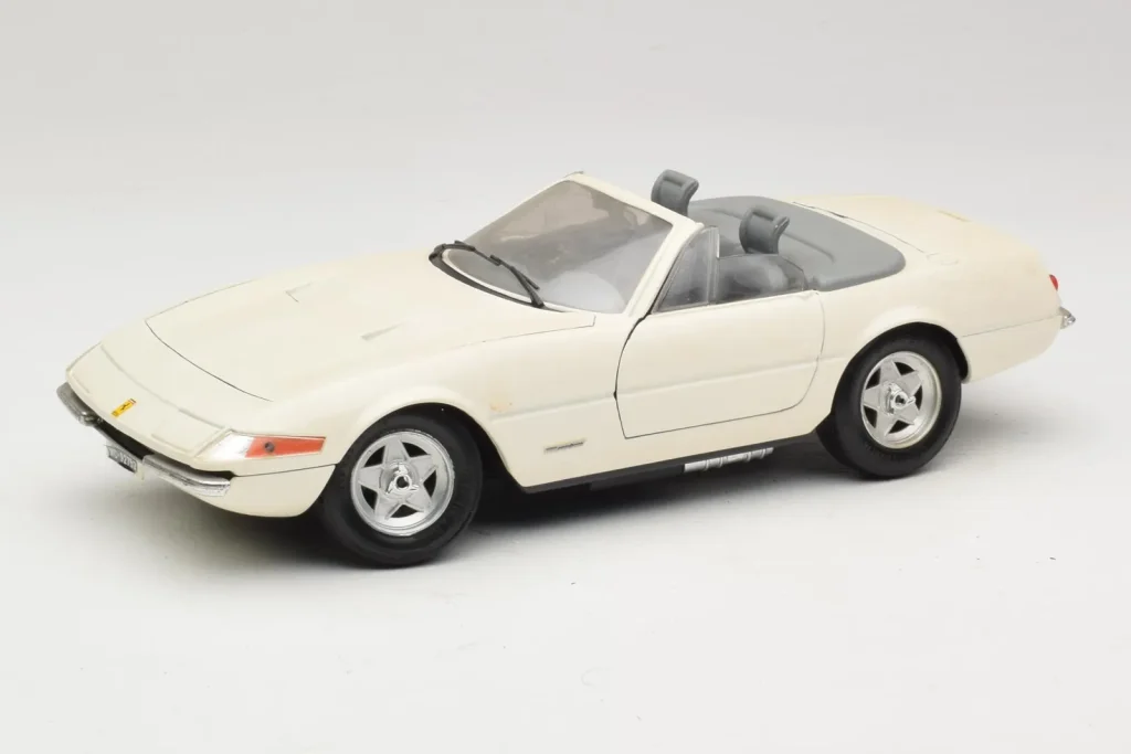 Model 1:18 Ferrari 365 GTS/4 Spider white Techno Giodi