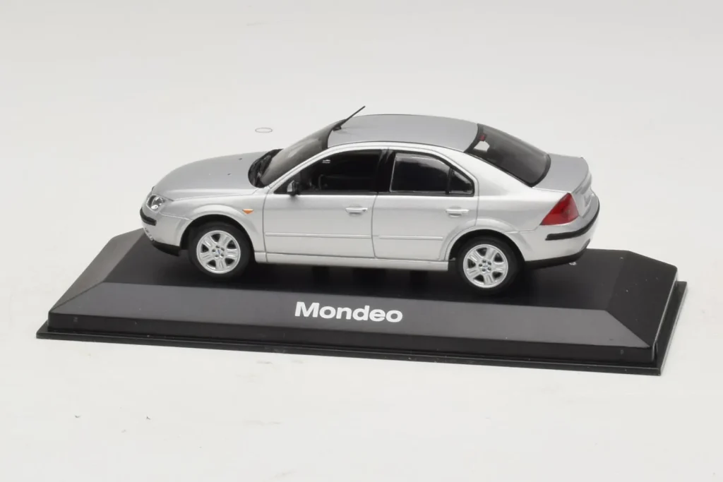 โมเดลรถ 1:43 Ford Mondeo Mk3 Sedan สีเงิน Minichamps (มือสอง)