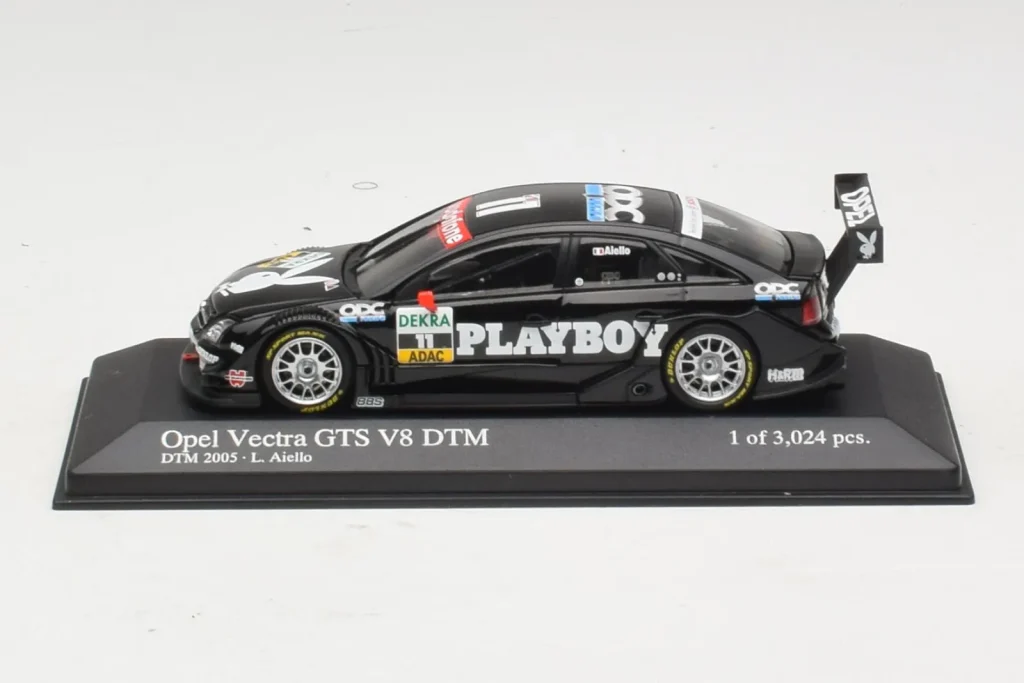 โมเดลรถ 1:43 Opel Vectra GTS V8 #11 Playboy L. Aiello DTM ปี 2005 Minichamps (มือสอง)