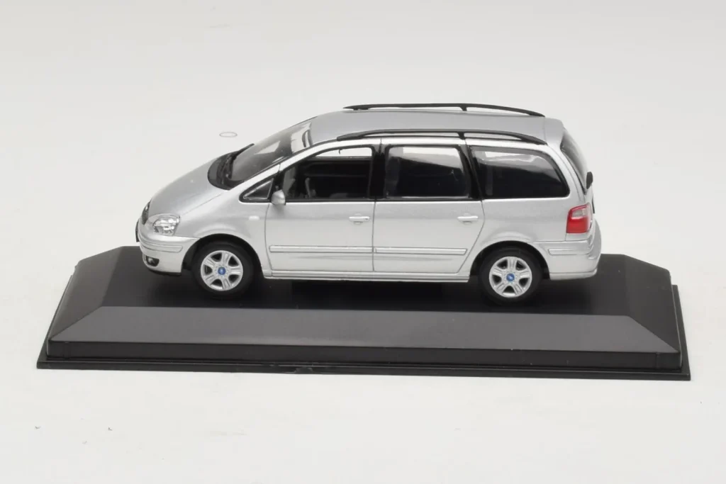 โมเดลรถ 1:43 Ford Galaxy Mk2 สีเงิน Minichamps (มือสอง)