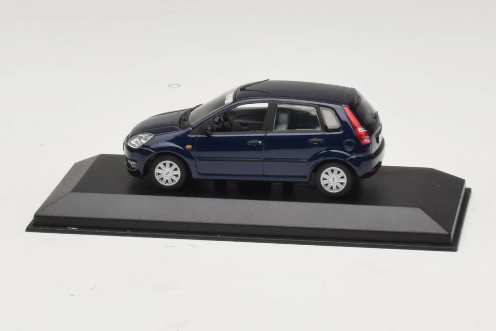 โมเดลรถ 1:43 Ford Fiesta Mk5 4-Door Dark Blue Minichamps (มือสอง)