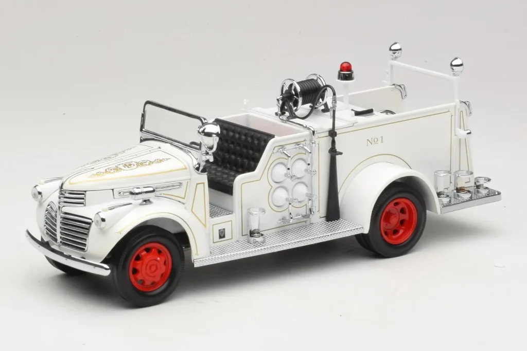 โมเดลรถ 1:18 GMC Firetruck สีขาว Road Signature (มือสอง)