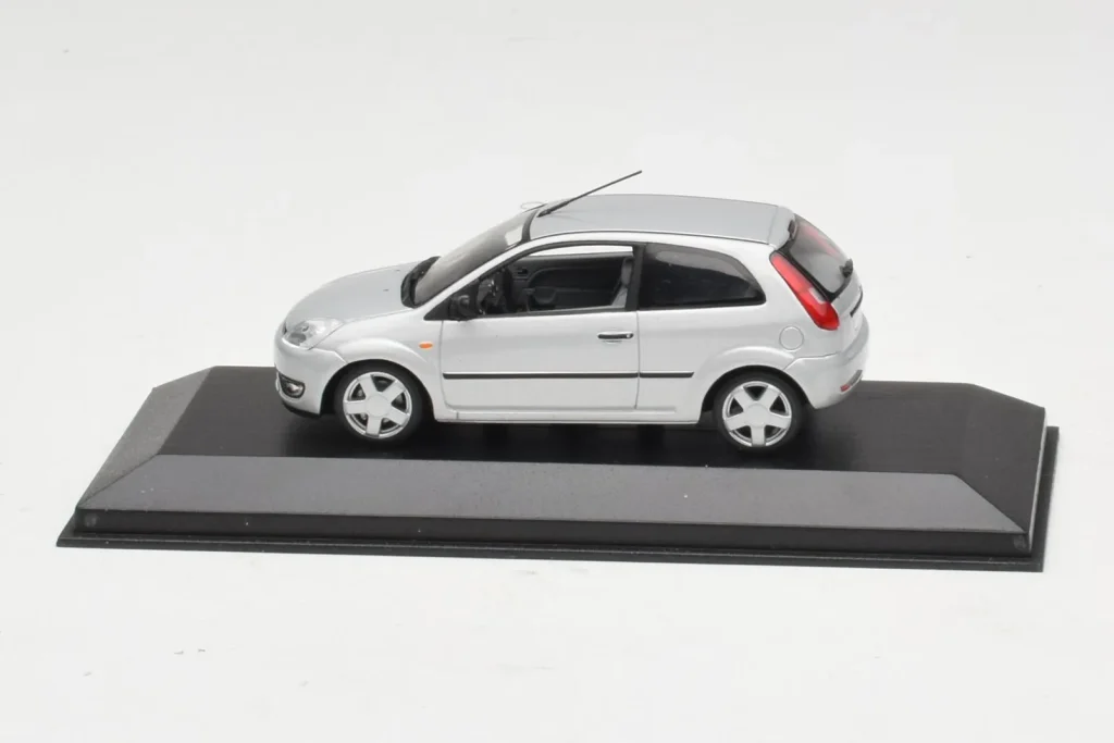 โมเดลรถ 1:43 Ford Fiesta Mk5 2-Door สีเงิน Minichamps (มือสอง)