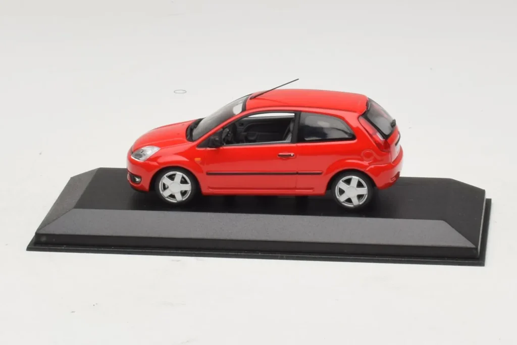 โมเดลรถ 1:43 Ford Fiesta Mk5 2-Door สีแดง Minichamps (มือสอง)