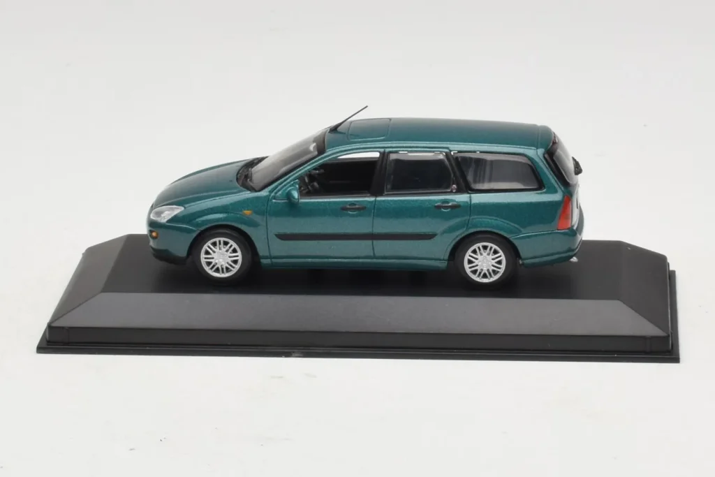 โมเดลรถ 1:43 Ford Focus Mk1 Turnier สีเขียว Minichamps (มือสอง)