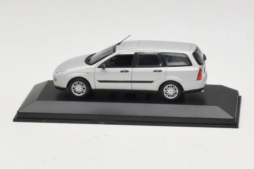 โมเดลรถ 1:43 Ford Focus Mk1 Turnier สีเงิน Minichamps (มือสอง)