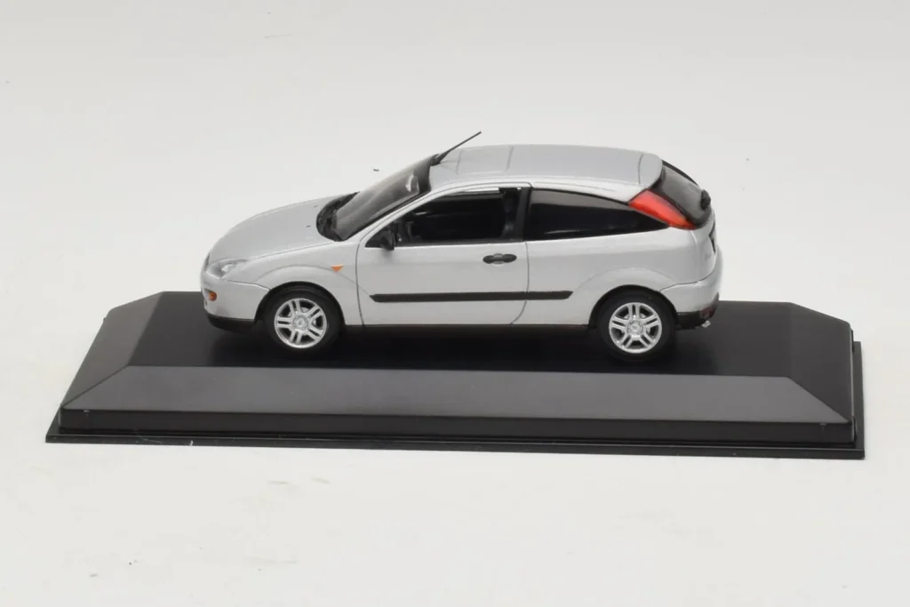 โมเดลรถ 1:43 Ford Focus Mk1 3-Door สีเงิน Minichamps (มือสอง)