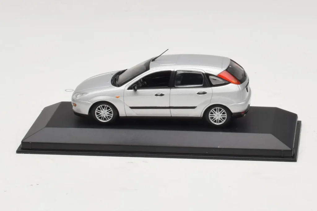 โมเดลรถ 1:43 Ford Focus Mk1 สีเงิน Minichamps (มือสอง)