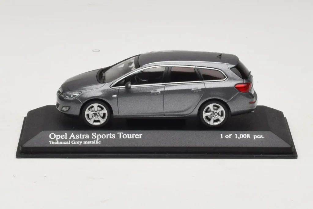 โมเดลรถ 1:43 Opel Astra J Sports Tourer Minichamps (มือสอง)