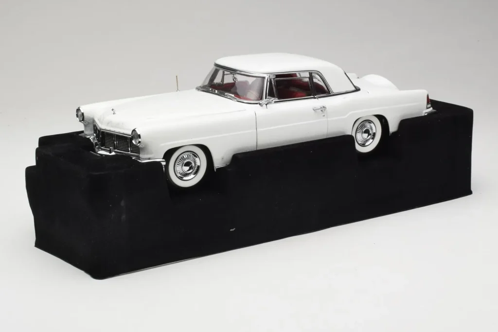 โมเดลรถ 1:18 Lincoln Continental Mark II สีขาว Road Signature (มือสอง)