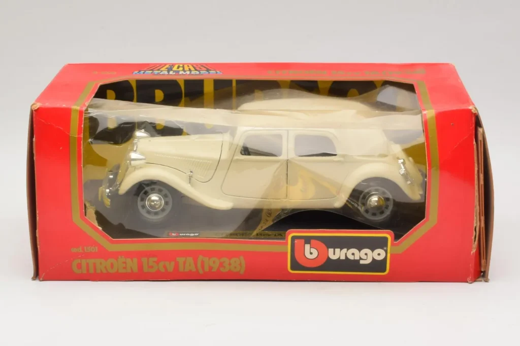Model 1:24 Citroen 15CV Traction Avant beige Bburago