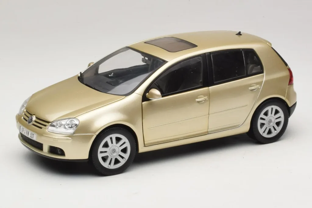 โมเดลรถ 1:18 Volkswagen Golf Mk5 Light Bronze Metallic Bburago (มือสอง)