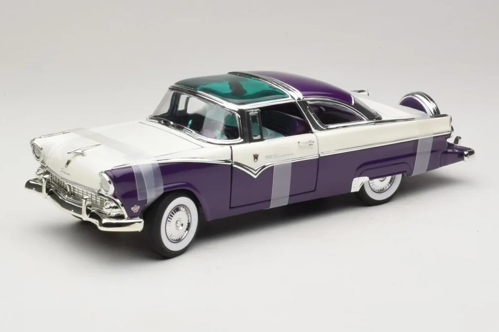 โมเดลรถ 1:18 Ford Crown Victoria White Purple Road Signature (มือสอง)