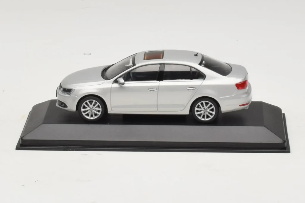 车型 1:43 Volkswagen Jetta Mk6 银色 Minichamps