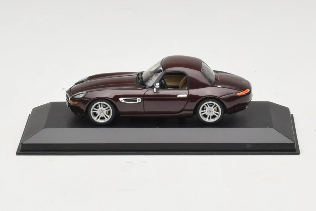 车型 1:43 BMW Z8 Brown Hardtop Minichamps