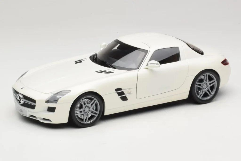 Model 1:18 Mercedes SLS AMG Designo Mystic White Museum Edition Minichamps