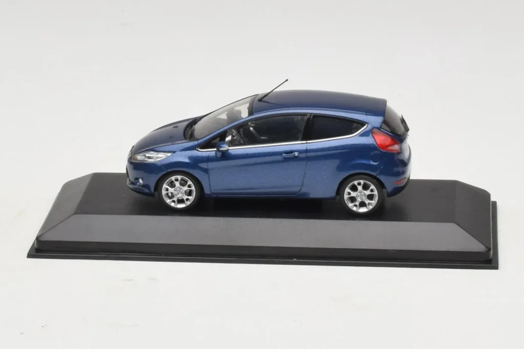 โมเดลรถ 1:43 Ford Ka Dark Blue Metallic Minichamps (มือสอง)
