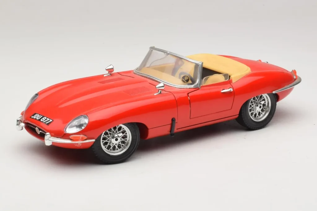 Model 1:18 Jaguar E-Type Series 1 Cabriolet red Bburago