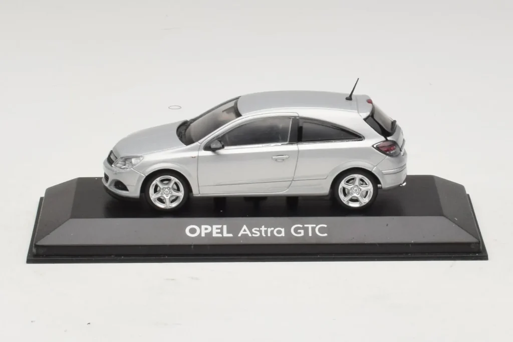 โมเดลรถ 1:43 Opel Astra H GTC สีเงิน Minichamps (มือสอง)