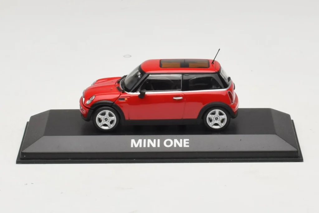 โมเดลรถ 1:43 Mini Cooper สีแดง Minichamps (มือสอง)