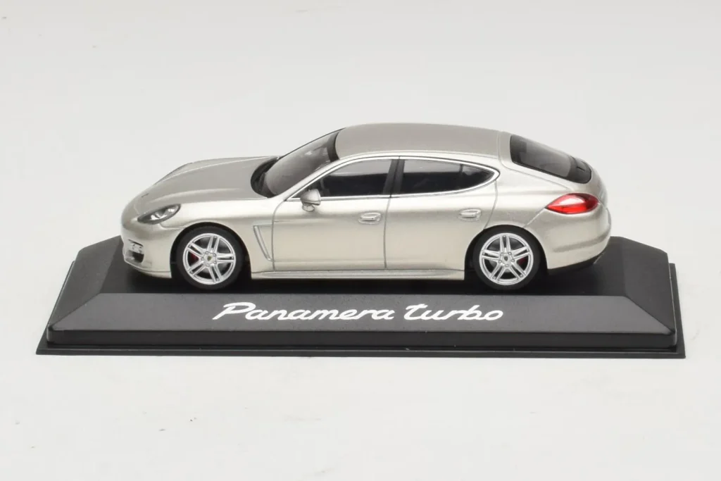 车型 1:43 Porsche Panamera 970 Turbo 银色 Minichamps