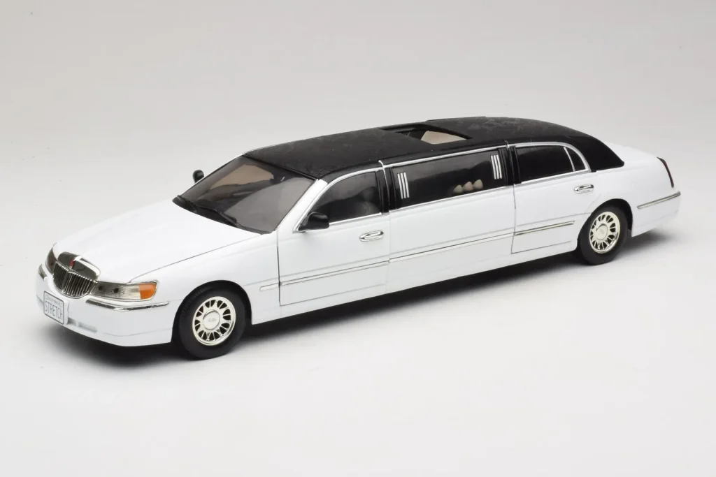 โมเดลรถ 1:18 Lincoln Limousine สีขาว Sun Star (มือสอง)