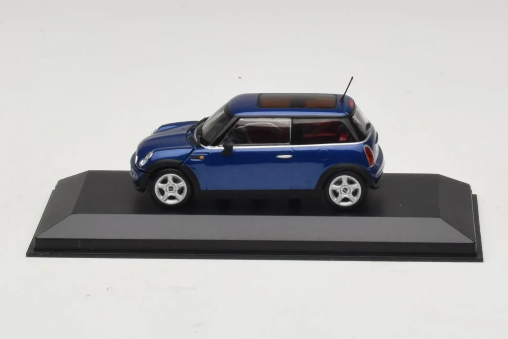 โมเดลรถ 1:43 Mini Cooper สีน้ำเงิน Minichamps (มือสอง)