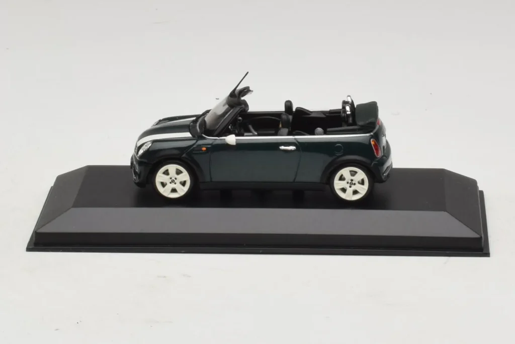 โมเดลรถ 1:43 Mini Cooper Cabriolet Green With White Stripe Minichamps (มือสอง)