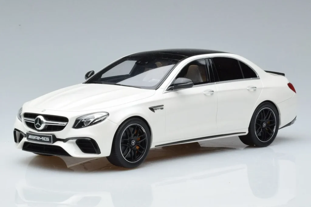โมเดลรถ 1:18 Mercedes AMG E63 S W213 สีขาว GT Spirit (มือสอง)
