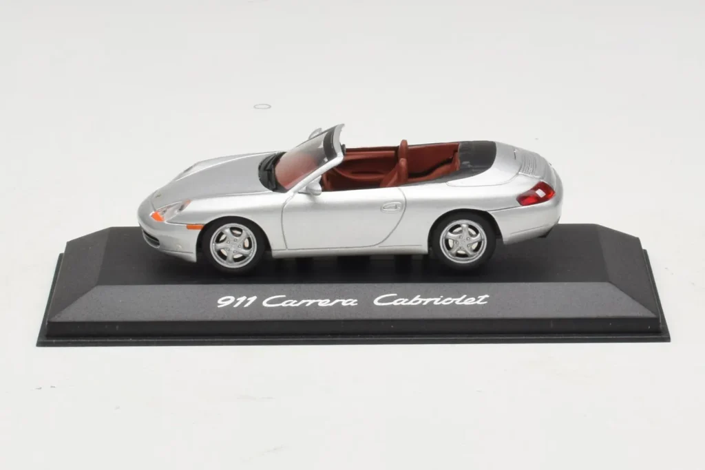 车型 1:43 Porsche 911 996 Cabriolet 银色 Minichamps