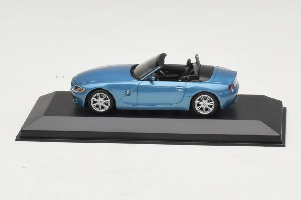车型 1:43 BMW Z4 E85 Cabriolet Light Blue Metallic Minichamps